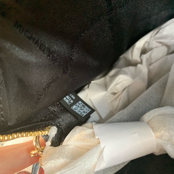 New MK large Jet Set Crossbody 🍁 - Picture 3 of 8